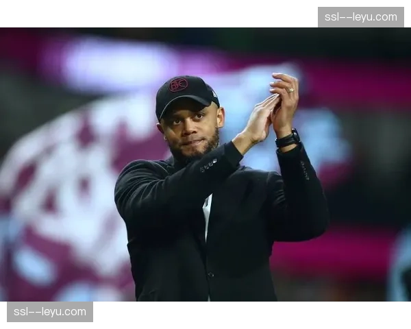 特写瞬间：终场哨响，率领球队保级成功的伯恩利主帅孔帕尼长跪不起。